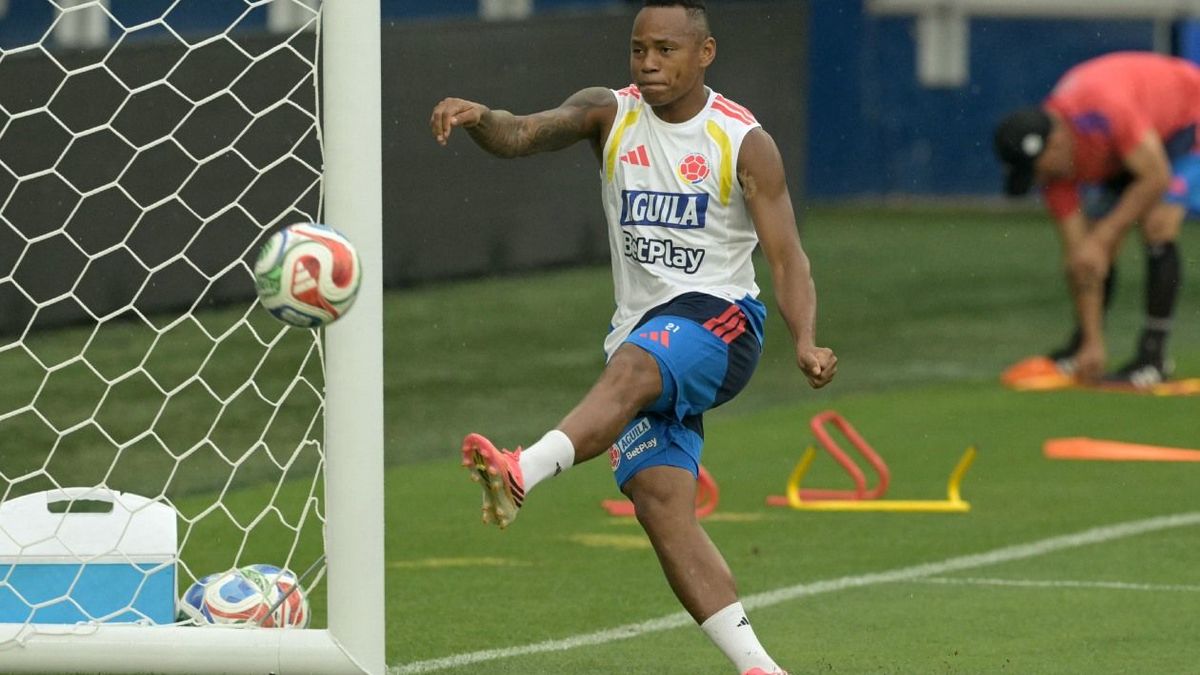 Jáminton Campaz en zona mixta de Selección Colombia