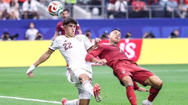 VIDEO: Cristiano Ronaldo tiró extraña chilena y casi le marca golazo a España