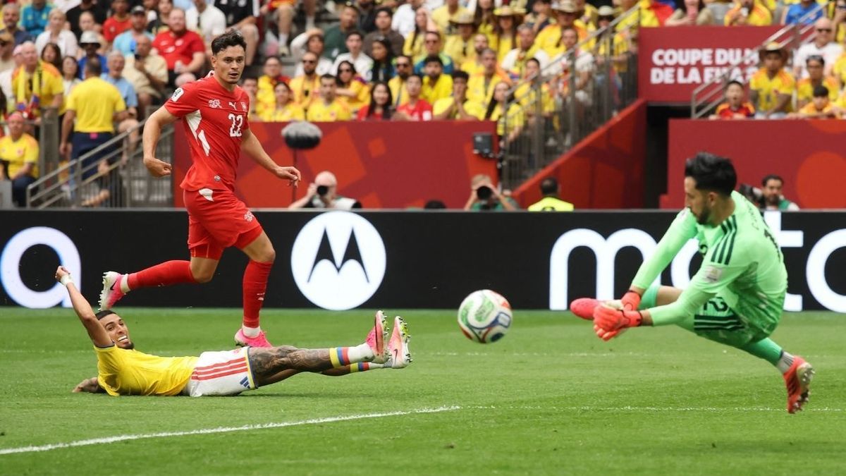 Atajada de Camilo Vargas vs Suiza