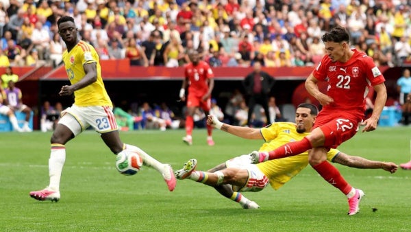 VIDEO: Suiza casi le marca golazo a Colombia en octavos del Mundial