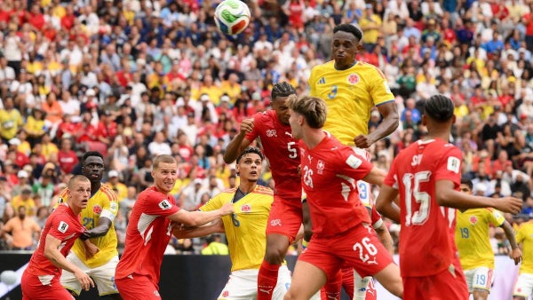 [Video] Era gol de Lucumí: cabezazo al palo en Colombia - Suiza