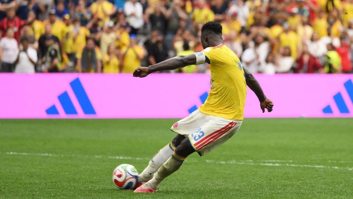 Dávinson Sánchez en la tanda de penales entre Colombia y Suiza