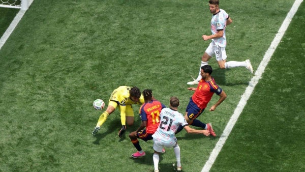 VIDEO: Garrafal error en Bélgica terminó en el segundo gol de España