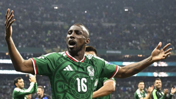Revelan si Julián Quiñones será fichado por el Chelsea