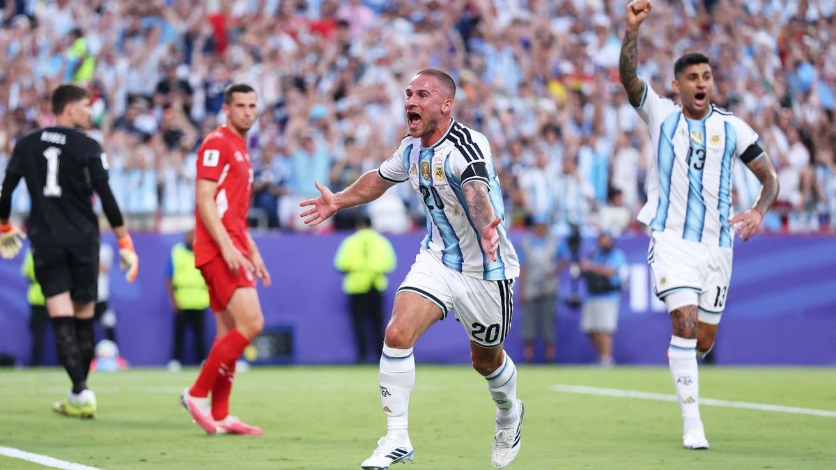 [Video] Mac Allister, de cabeza, hizo el 1-0 en Argentina vs Suiza
