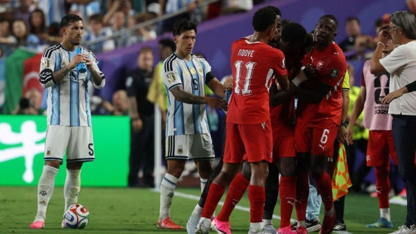 [Video] El VAR le dio un respiro a Argentina: Embolo se fue expulsado en Suiza