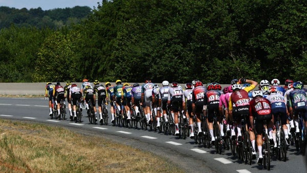 Las etapas del Tour de Francia podrían cambiar de horario, ¿por qué?