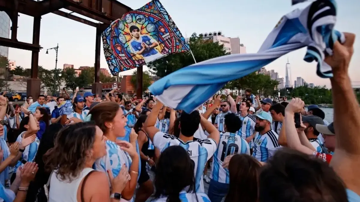Barras de Argentina protagonizaron violenta pelea.