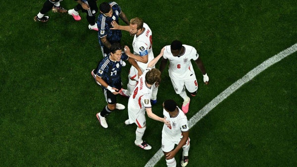 [Video] Pelea calentó el partido entre Argentina vs Inglaterra en menos de 3 minutos