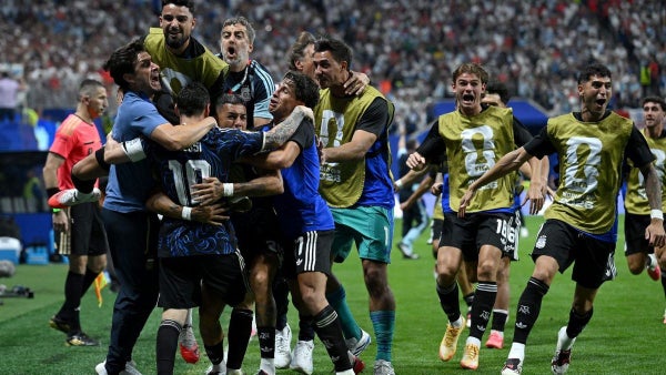 [VIDEO] Lautaro acabó la agonía de Argentina vs Inglaterra: golazo y clasificación a la final