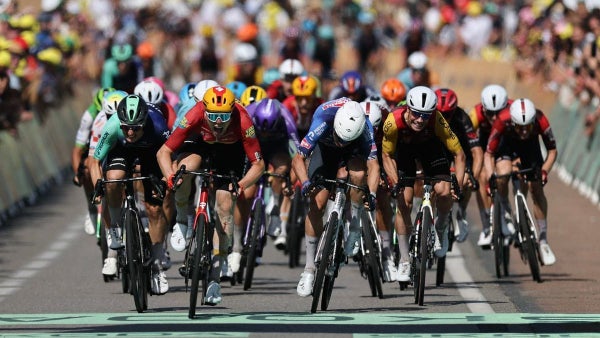 Polémica en el Tour de Francia por levantarle sanción a un favorito tras agresión en plena carrera