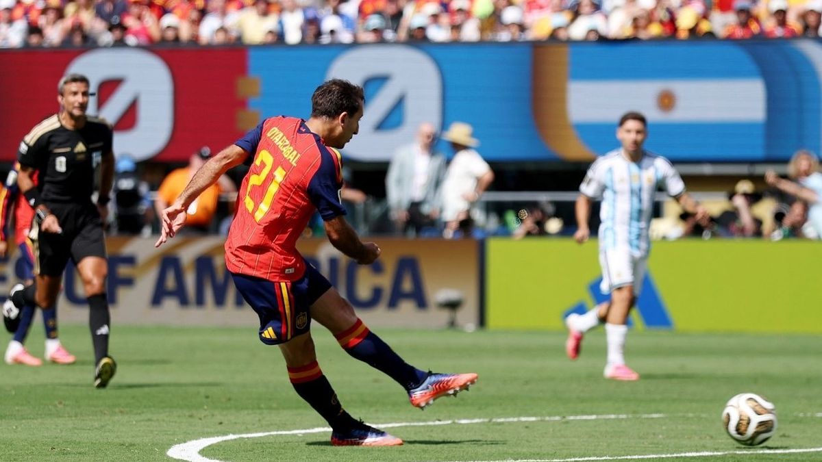 Remate de Mikel Oyarzabal