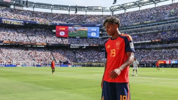 Video - Lamine Yamal tuvo el gol del título, pero el 'Dibu' voló para salvar a Argentina