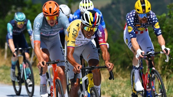 Egan Bernal y los colombianos acortaron tiempo en la general tras etapa 18