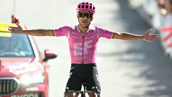 Richard Carapaz, demoledor para ganar la etapa 18 del Tour de Francia; cruzó en soledad la meta
