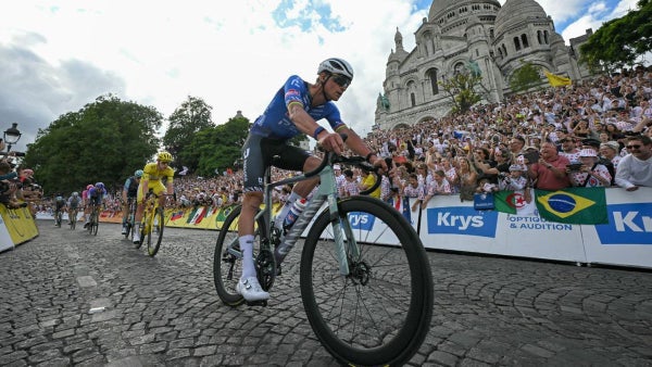 Mathieu van der Poel ganó la última etapa, Pogacar el Tour de Francia