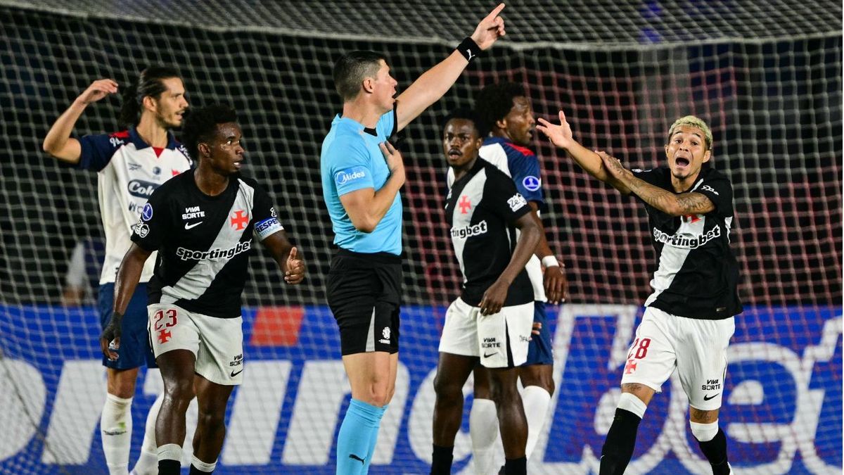 VAR salvó a Medellín de un penal en Copa Sudamericana