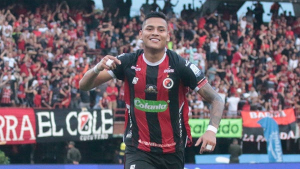 [Video] Jaime Peralta, del Cúcuta, señalado de provocar a hinchas de Bucaramanga y golpear a un trabajador del club