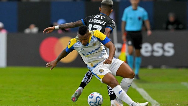 Rosario Central recibió oferta por Jáminton Campaz: respuesta oficial genera polémica