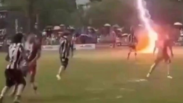 [Video] Falleció jugador por la caída de un rayo en pleno partido