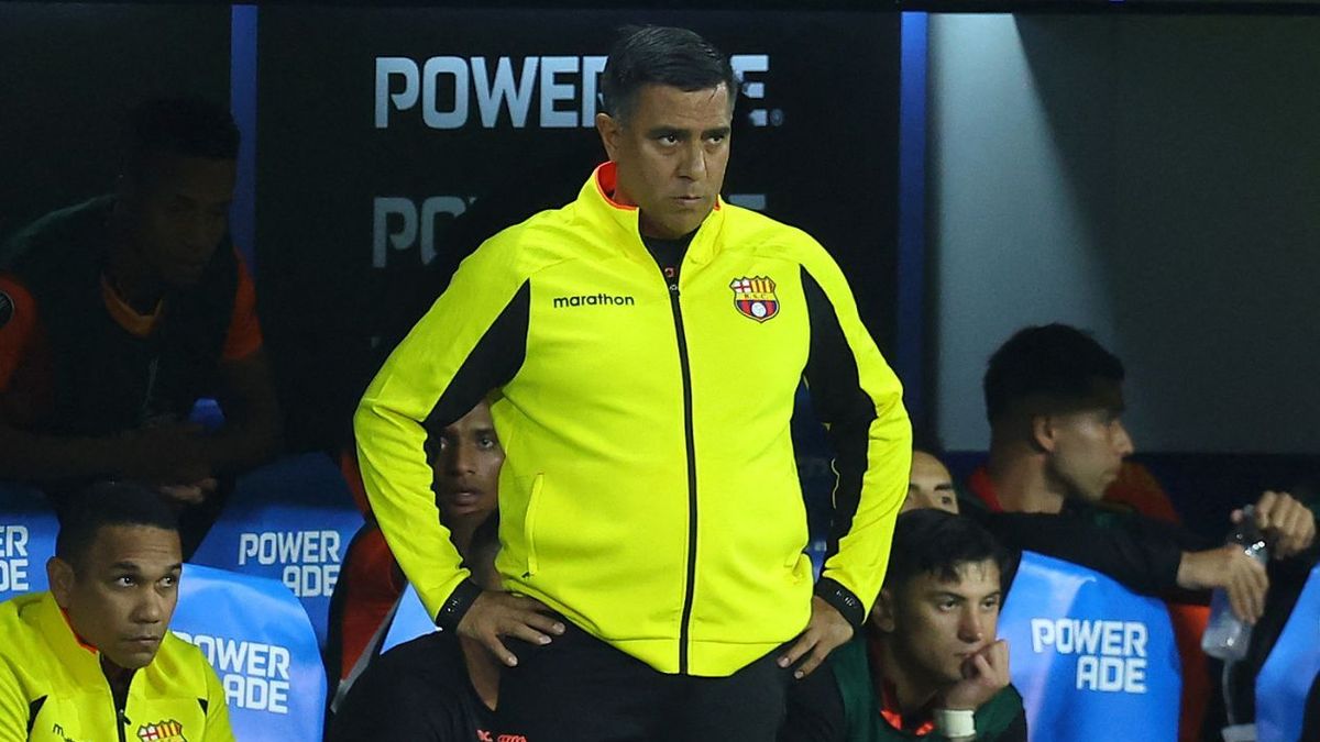 César Farías se quedó sin equipo tras ser despedido de Barcelona