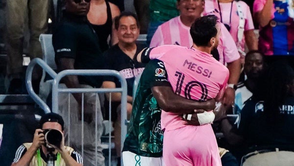 [VIDEO] Jhohan Romaña no quería soltarlo: el momentazo y abrazo con Lionel Messi