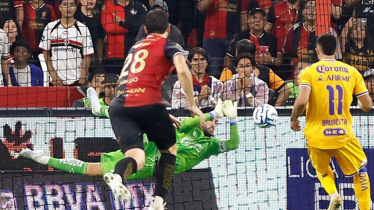 Camilo Vargas tapó penal para Atlas en México