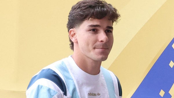 Presentación oficial de Julián Álvarez con su equipo