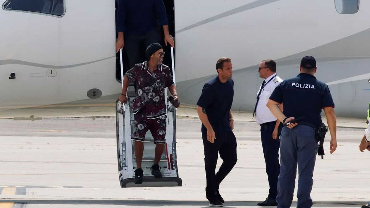 Ronaldinho llegó a Italia para firmar con un club