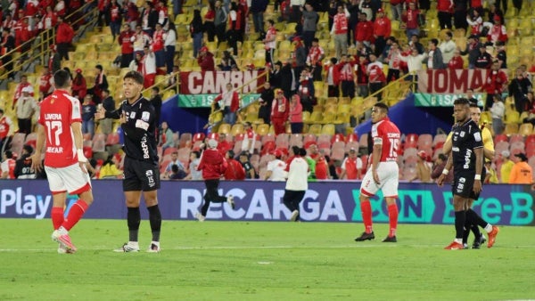 [VIDEO] Se rompió todo en América: el cruce de Jean Fernandes con Josen Escobar