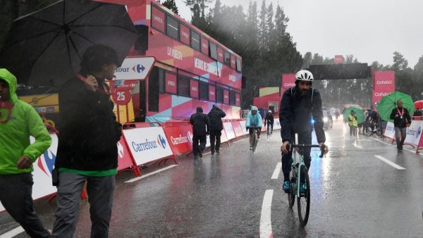 El primer ciclista que se retira de la Vuelta a España es latinoamericano