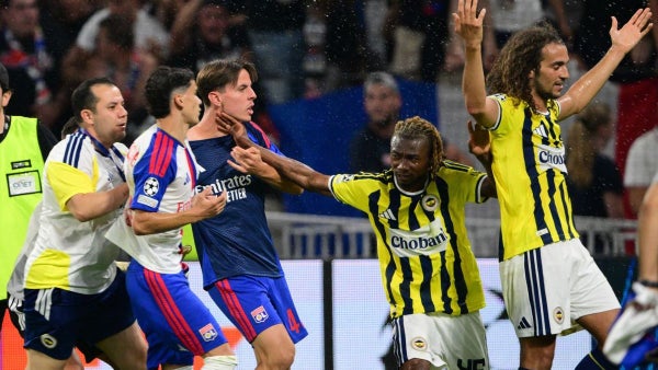 Pelea en la Champions League: Lyon vs Fenerbahce se fueron a los golpes