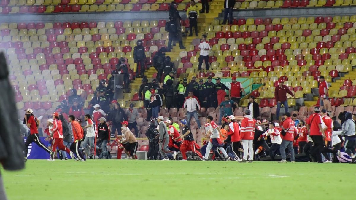 Pelea entre hinchas de Santa Fe y América en Bogotá