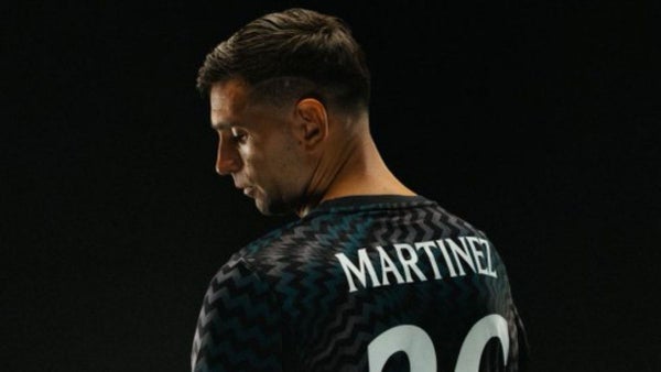Dibu Martínez fue presentado por su nuevo equipo y ya debutó