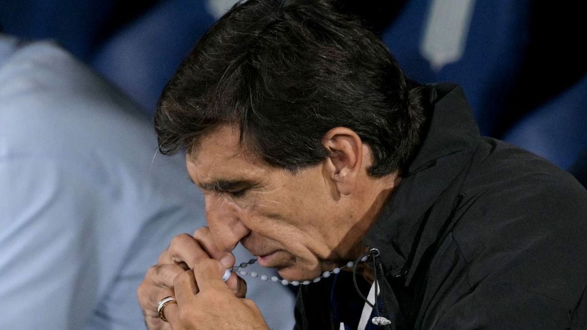 [Video] Gustavo Costas se metió a la cancha en pleno partido en su debut con Cerro Porteño