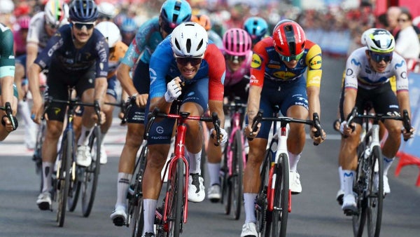 Bastien Tronchon sorprendió a van Aert y ganó la décima etapa de la Vuelta a España