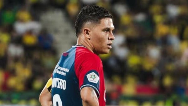 ¡Preocupación total! Juanfer Quintero pidió el cambio por una molestia muscular
