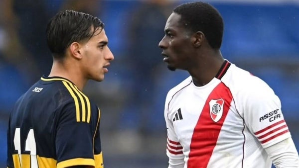 ¡Puro talento colombiano! Eyder Robinho sorprendió a la reserva de River Plate… ¡con chancletas!