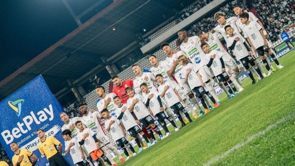 ¡Palogrande explotó! Hinchas de Once Caldas exigieron la salida del Arriero Herrera