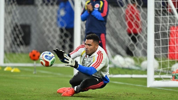 VIDEO - Colombia se salvó; doble palo de México asustó a Montero