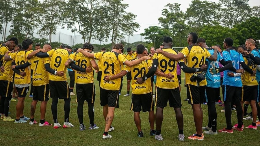 Momentos de angustia: atacaron a piedra el bus de Real Cartagena.