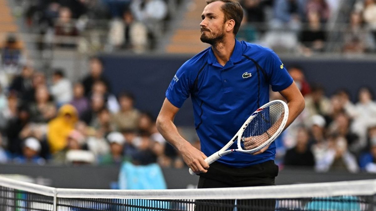 Insólita descalificación de Medvedev ante Djokovic en Beijing.