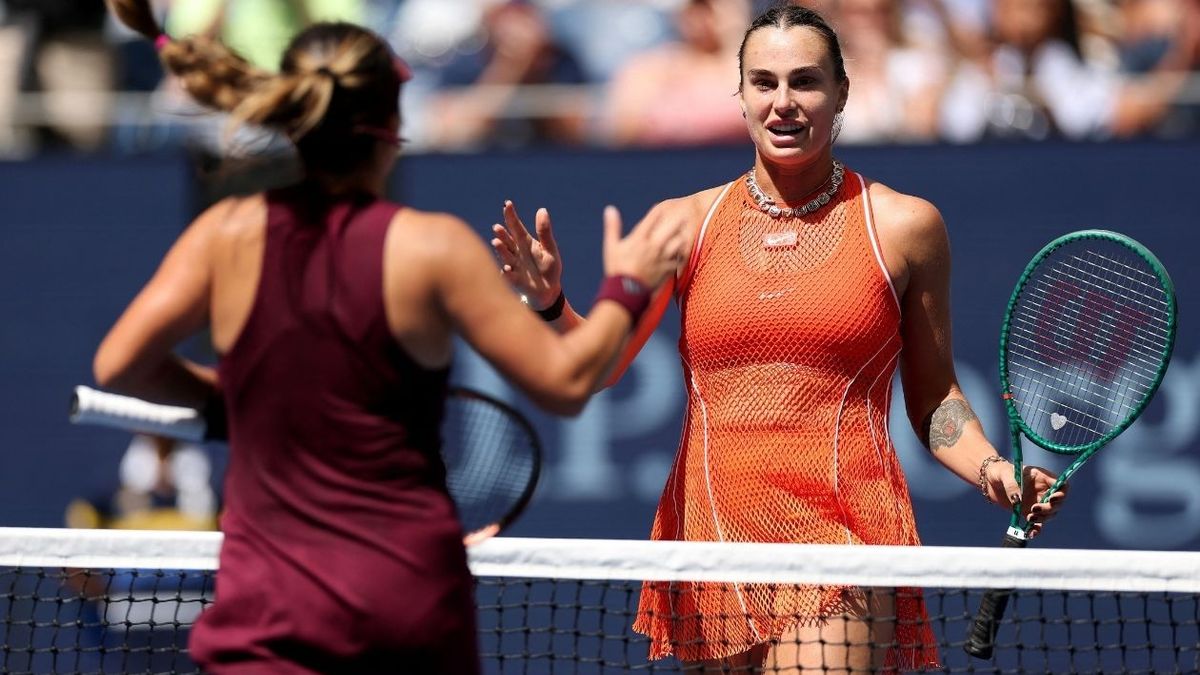 Camila Osorio y Aryna Sabalenka bailando juntas en Wuhan