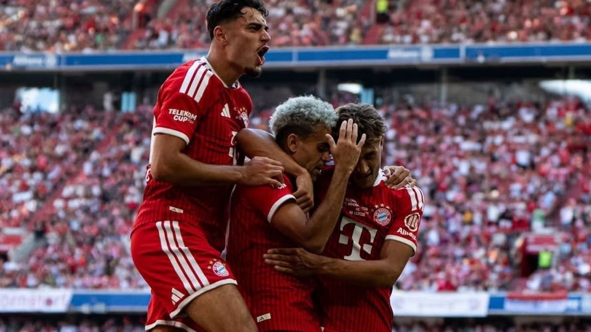 Luis Díaz enfrenta al Ausburgo por la Bundesliga.