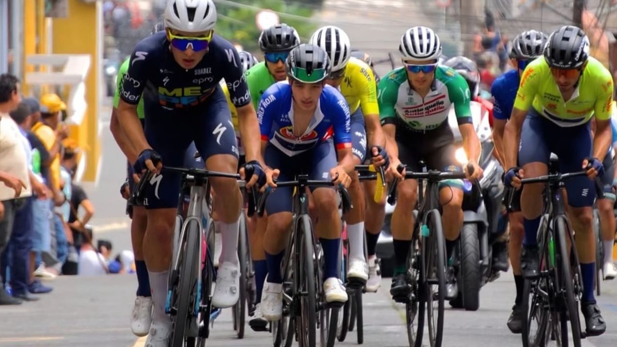 Ciclistas en el Alto de La Línea.