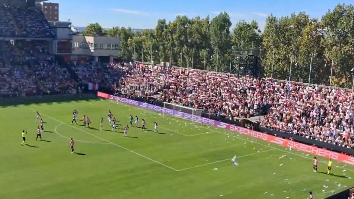 Hinchas del Rayo Vallecano provocaron la suspensión del partido.