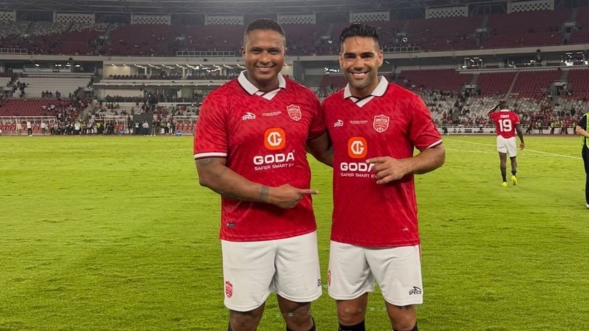 Gol de Falcao con las leyendas del Manchester United, asistencia de Antonio Valencia.