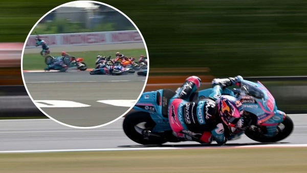¡Impactantes imágenes! David Alonso salió volando y su moto quedó destruida en Indonesia