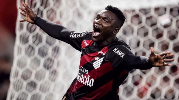 ¡La está rompiendo! Kevin Viveros llegó a 21 goles y manda en el Brasileirao
