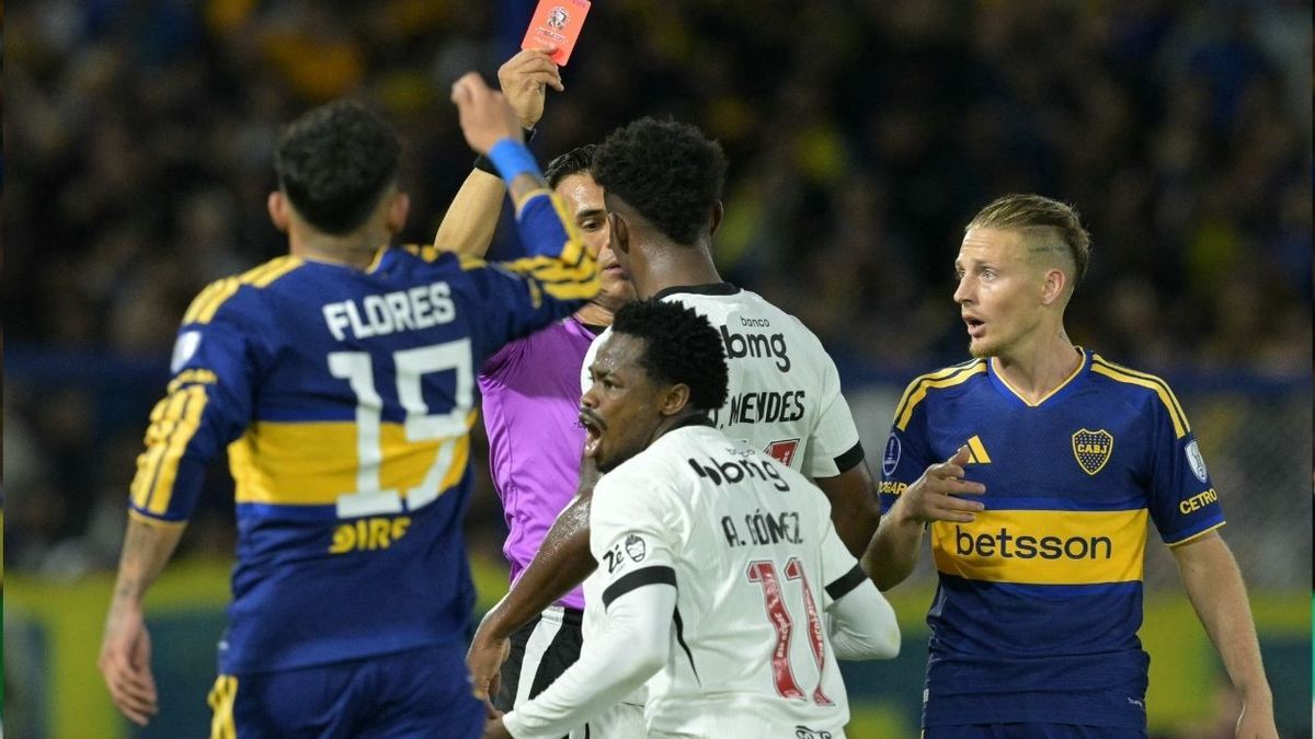 Carlos Andrés Gómez empujó al árbitro y terminó expulsado ante Boca.